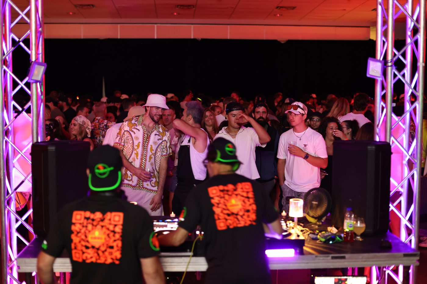 Chris de la Costa live